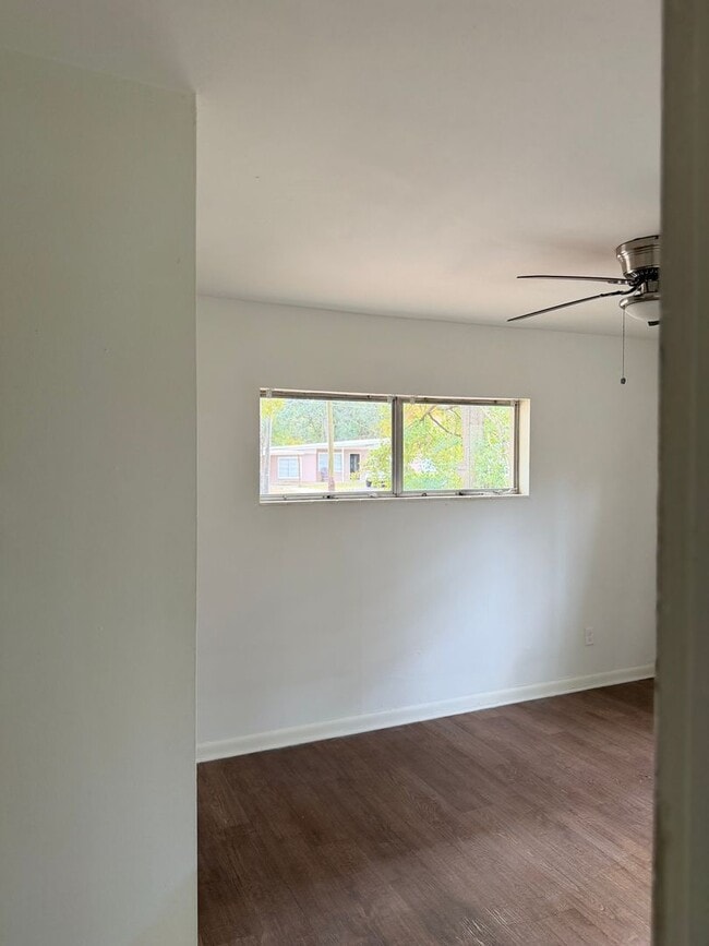 Building Photo - 3/1 off Orange Ave available now