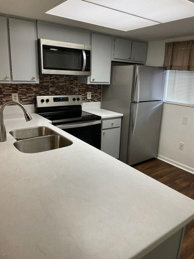 Foto del edificio - UPDATED CONDOMINIUM MOVE IN READY