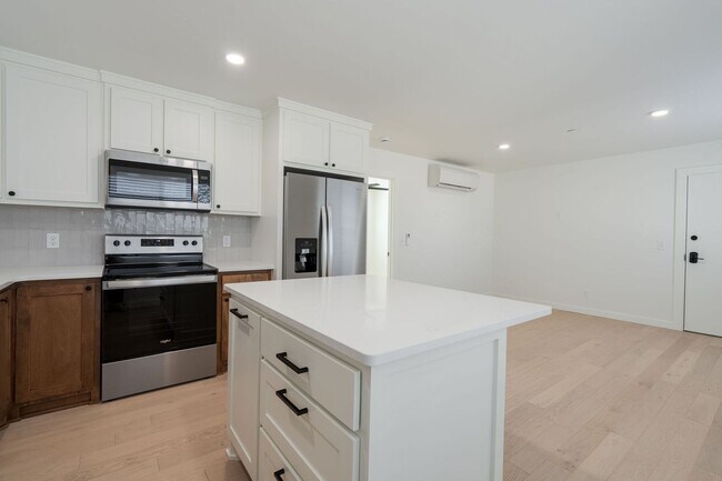 Building Photo - $500 deposit MOVE IN SPECIAL at The Plaza ...