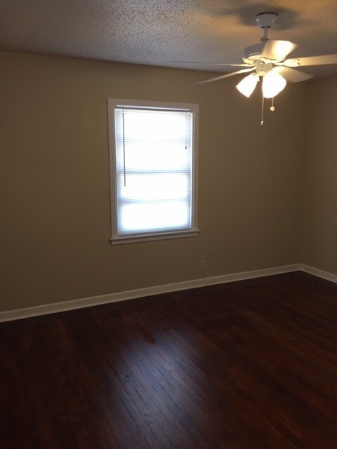 Foto del edificio - PRE-LEASING FOR AUGUST! Cute Cute Cute!! L...