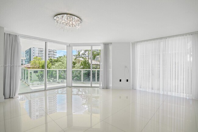 Foto del edificio - 250 Sunny Isles Blvd