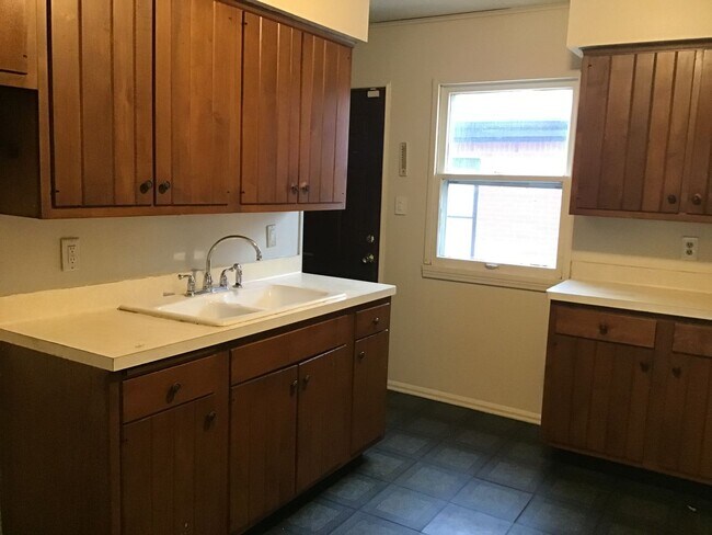 Building Photo - 3 bedroom single family home
