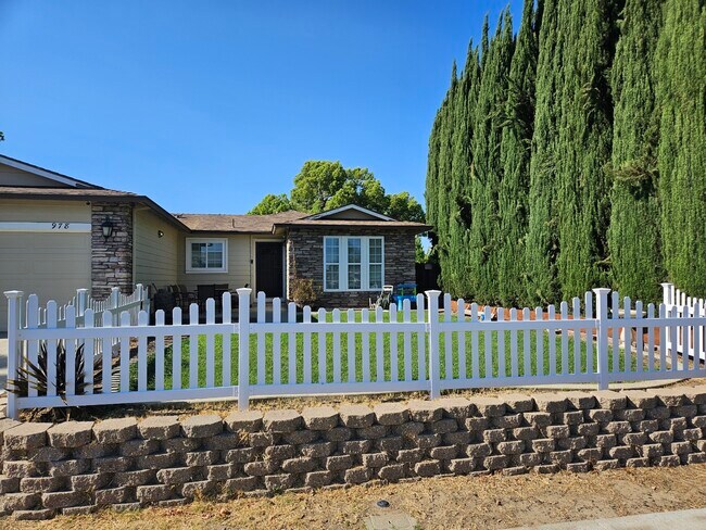 Building Photo - 978 Walnut Dr