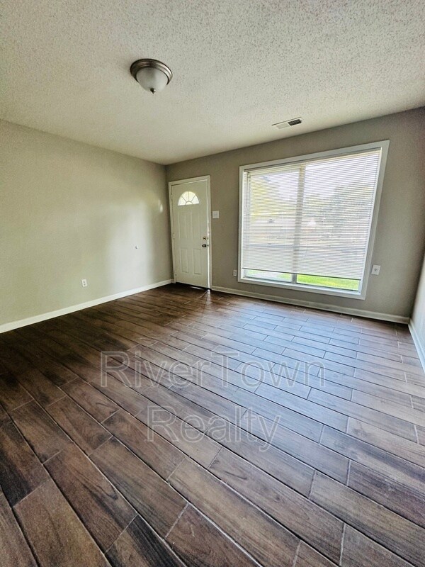 Foto del edificio - 319 Delta Rd