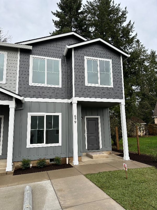 Building Photo - 679 NE Autumn Ridge Dr