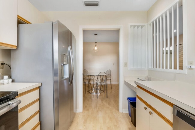 Building Photo - 6101 SE Landing Way