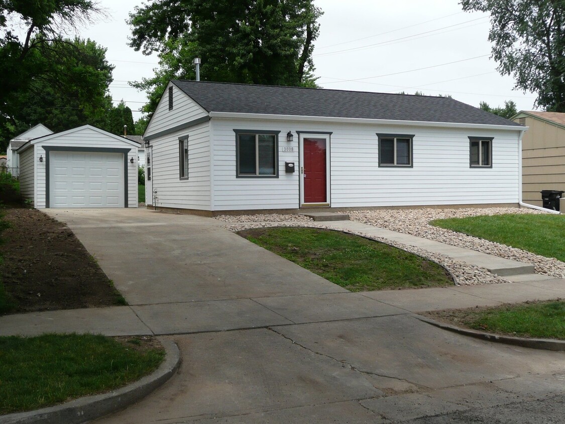 Primary Photo - Large remodeld ranch style 3 bed 1 bath ho...