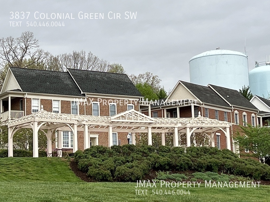 Foto principal - Luxury Living at Roanokes Colonial Green!