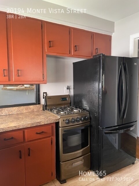 Building Photo - Remodeled 3 Bedroom 2 Bath home with a fen...
