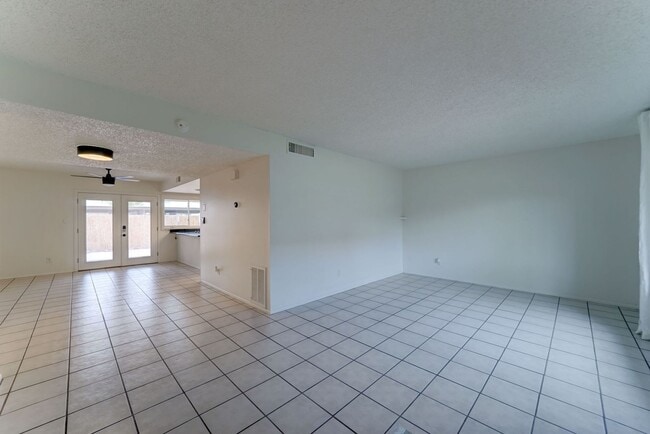 Building Photo - READY TO VIEW NOW! Spacious 3 Bed 2.5 Bath...