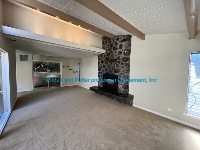 Building Photo - Spacious 4 Bedroom 2.5 Bath Located In Des...