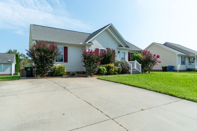 Foto del edificio - Beautiful one-level 3-Bedroom 2-Bath Ranch...