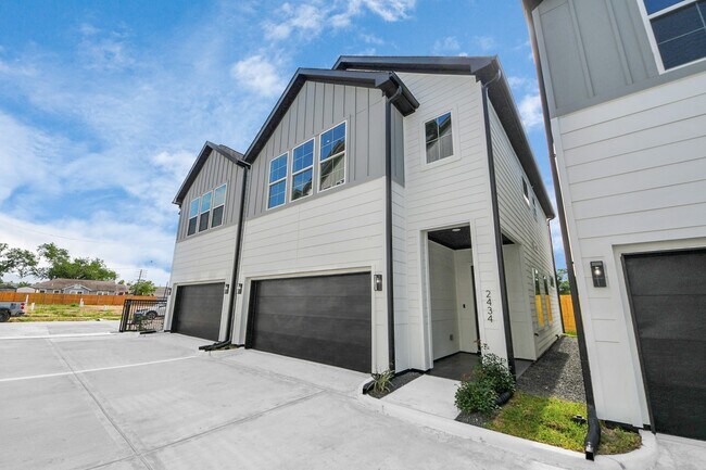 Foto del edificio - 2434 Harrington St