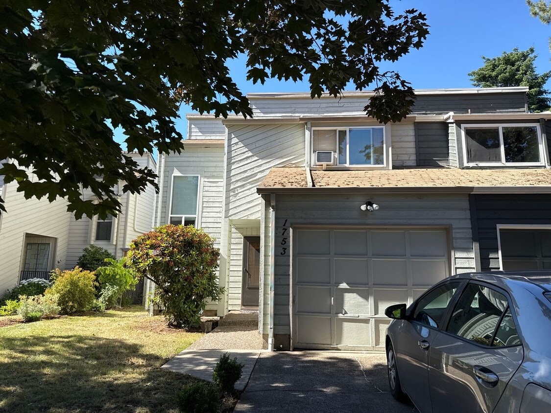 Primary Photo - close to OSU, brand new carpet and floorin...