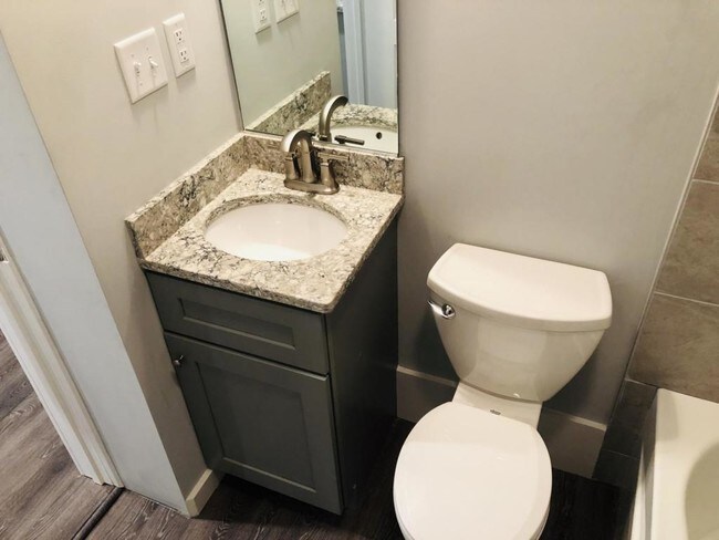 Foto del edificio - 13 West 8th St Unit 1