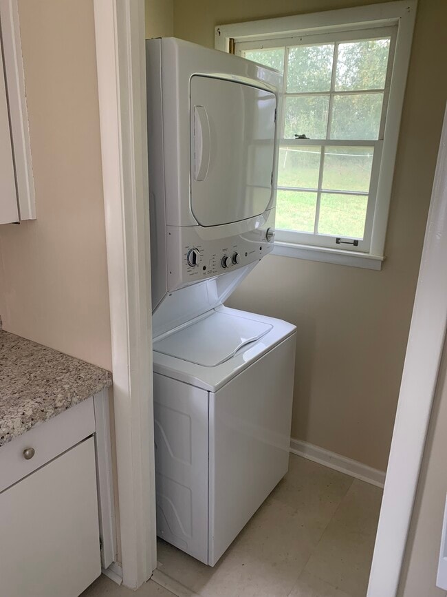 Building Photo - 577 Douglas Ave