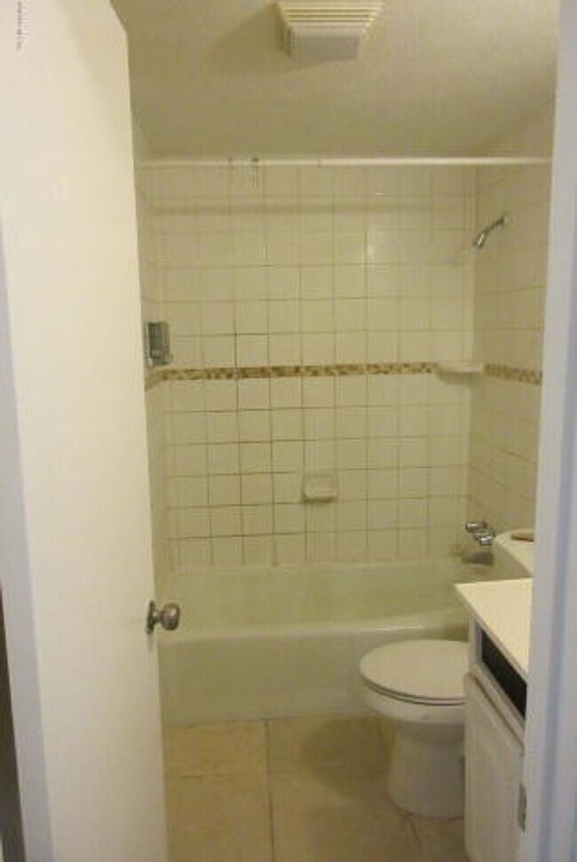 Building Photo - 3 br, 1.5 bath House - 1010 Marblehead