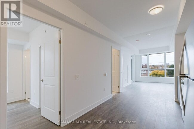 Building Photo - 204 Burnhamthorpe Rd E