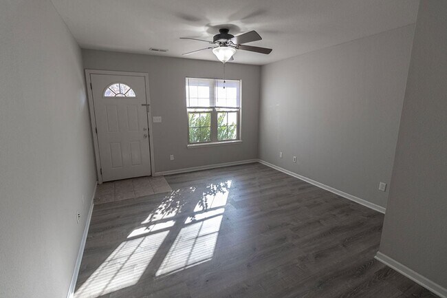 Foto del edificio - Affordable 4 Bedroom Townhouse