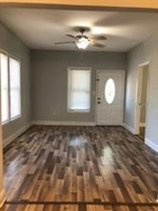 Building Photo - 2 Bedroom / 2 Bath Bungalow in Sanford's Historic District!