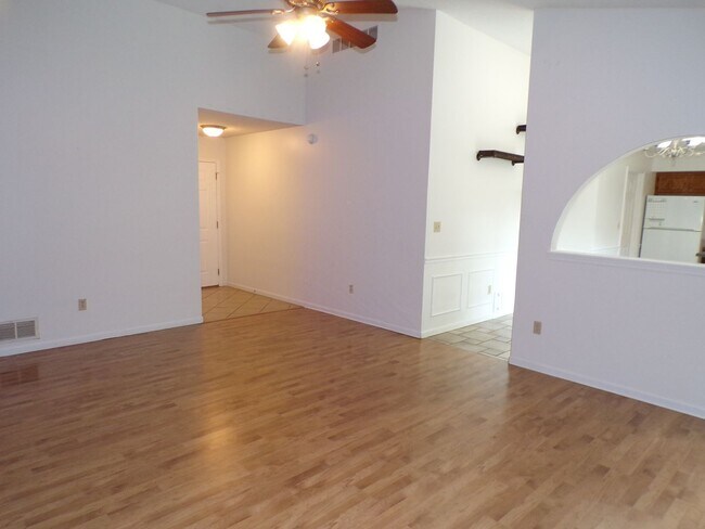 Building Photo - Nice 3 Bedroom 2 Bathroom House In South C...