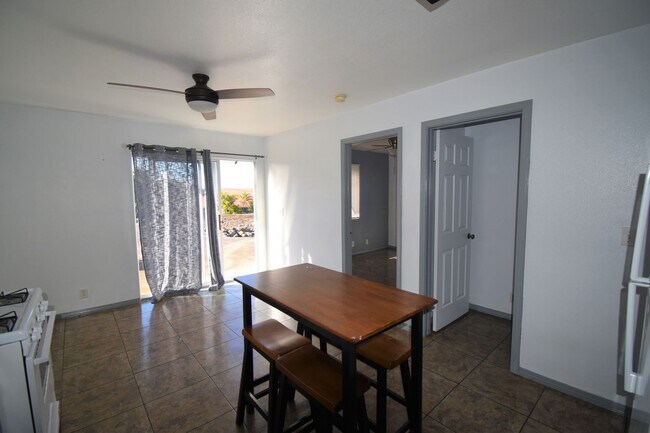 Foto del edificio - 2BD/1BA Unfurnished Home With Stunning Oce...