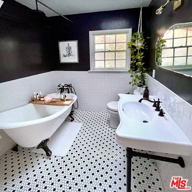 Foto del edificio - 2828 Laurel Canyon Pl