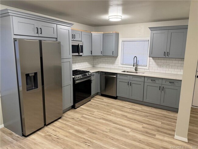 Building Photo - 464 Long Hill Ave