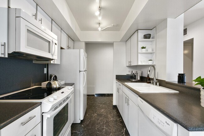 Foto del edificio - 906 N Doheny Dr