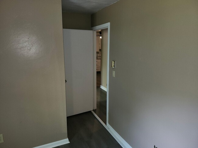 Building Photo - 1057 Ross Rd