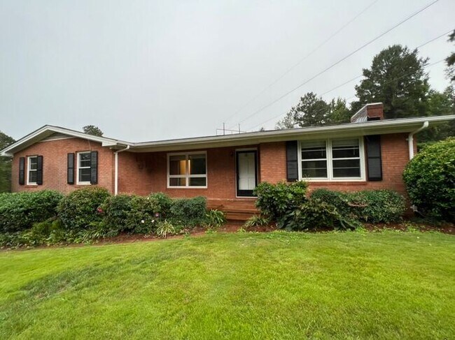 Foto del edificio - Large 4 bedroom home with optional HUGE de...