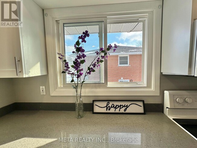 Building Photo - 1398 Lakefield St