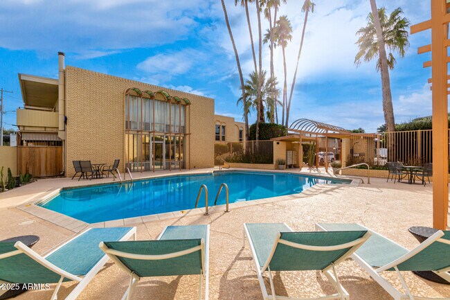 Foto del edificio - 6943 E 3rd St