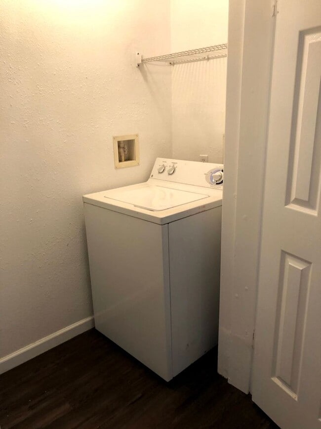 Building Photo - Room For Rent