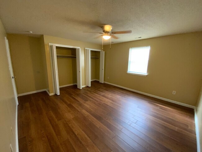 Building Photo - 3 Bedroom 1 Bathroom Apartment