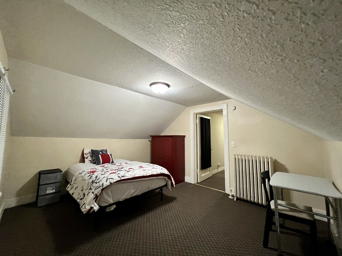 Bed room - 2601 Colfax Ave N