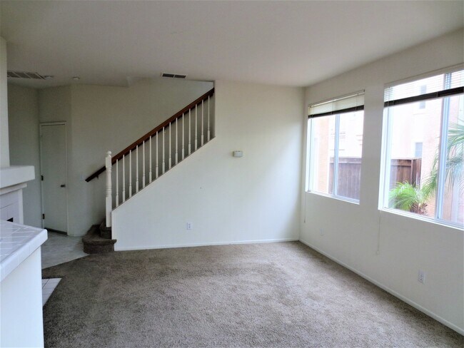 Building Photo - Great Two-Story Town Home With Fire Place