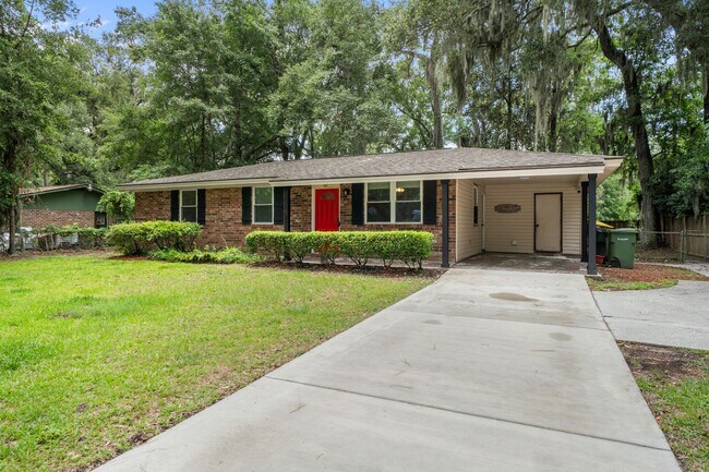 Foto del edificio - Southside Savannah Gem – 4BR Home in Windsor Forest with Sunroom & Patio