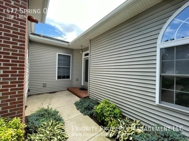 Building Photo - 3 Bedroom, 3 bath Duplex! Move in ready!