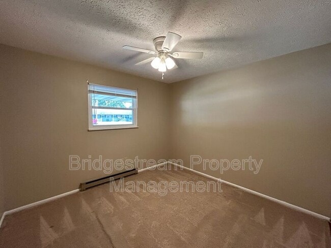 Foto del edificio - 65 Candlewood Ct