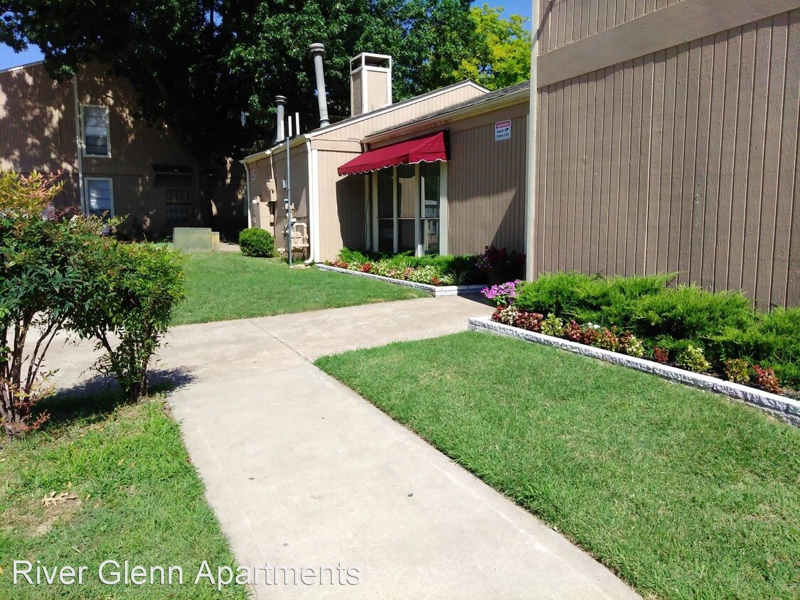Primary Photo - 1379 E 63rd St