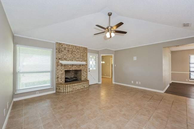 Building Photo - Expansive 3-Bedroom Home in Waxahachie, TX