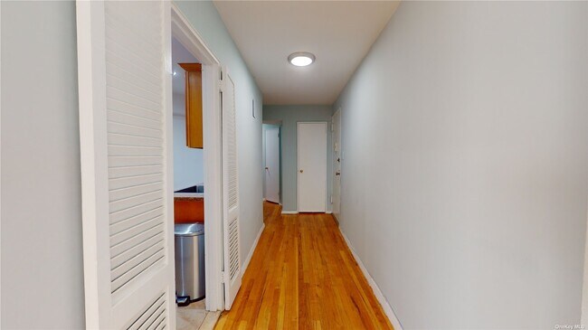 Foto del edificio - 66-15 Thornton Pl