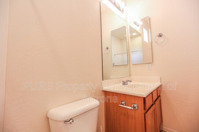 Building Photo - 5 E Hillside St