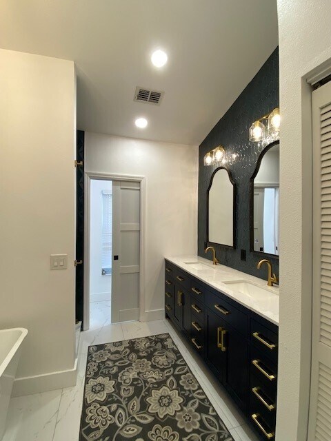 Foto del edificio - 9800 W Bay St