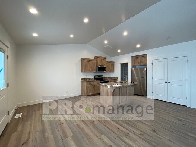 Foto del edificio - 3 Bed, 2 Bath Town Home w/ 2 Car Garage