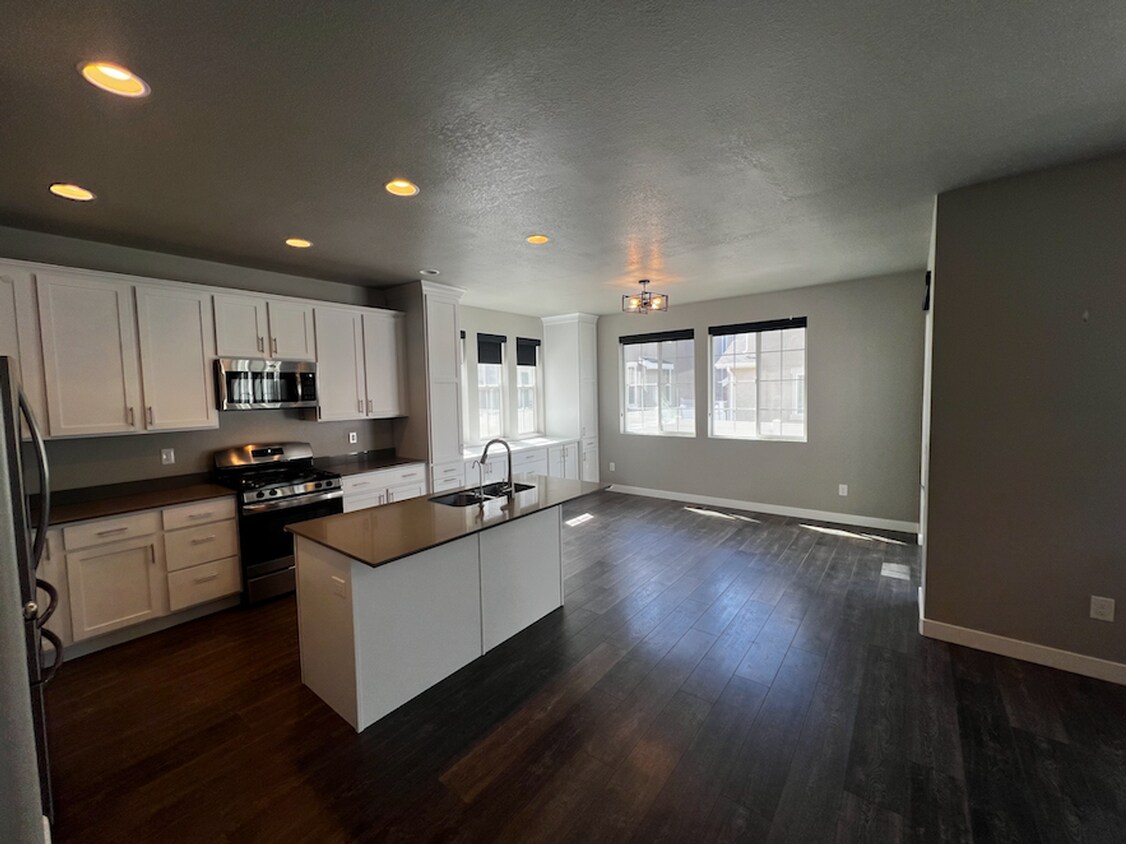 Foto principal - Spacious 3-Bedroom Home in Prime Lehi Loca...