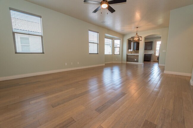 Building Photo - Gorgeous 4 Bedroom 2 Bathroom Home! Central A/C, 2 Car Garage