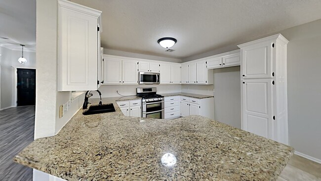 Building Photo - Very Nice 3 Bedroom 2 Bath Home in Yukon Schools