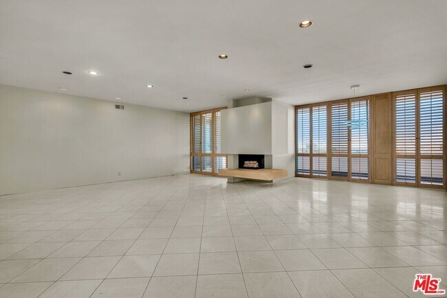 Foto del edificio - 1333 S Beverly Glen Blvd